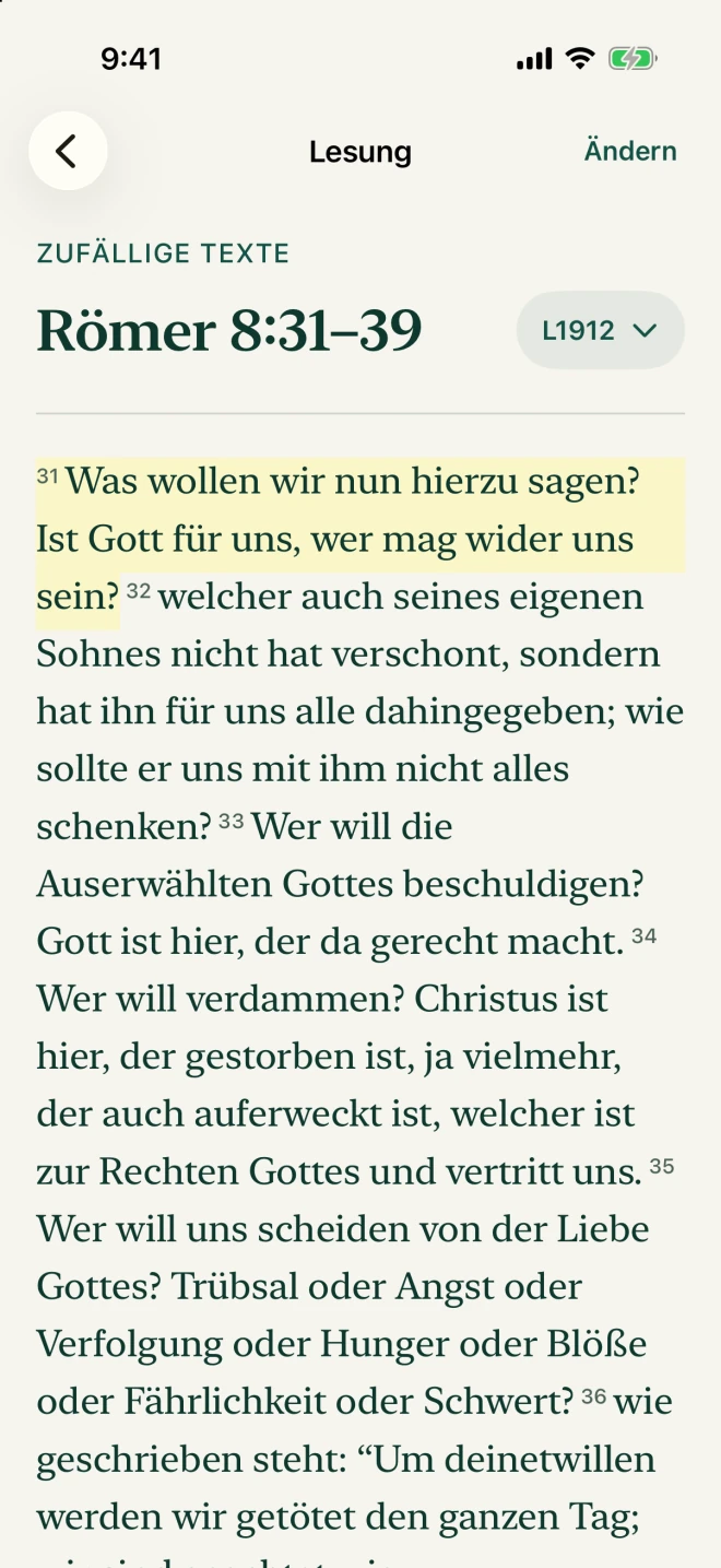 Bibelleser in Attend mit einem markierten Vers.